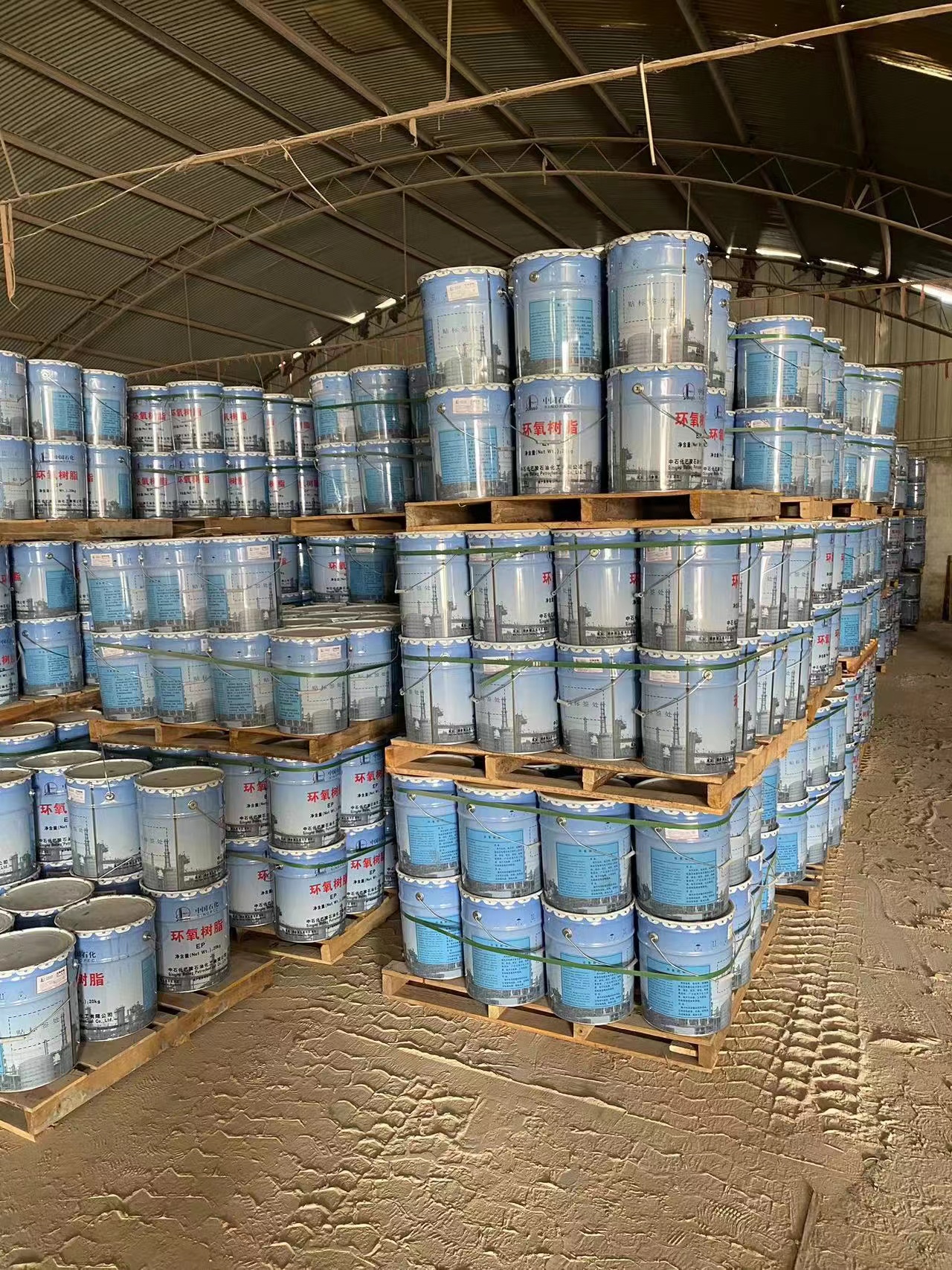 如何檢查鋪設(shè)的膠泥厚度是否均勻？