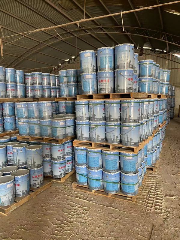 如何檢查鋪設的膠泥厚度是否均勻？